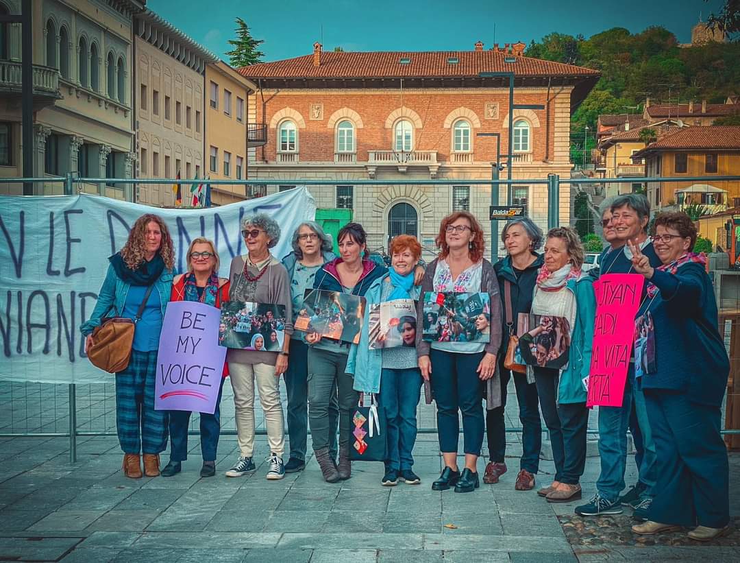 Copertina per Ammazzata perché senza velo, flash mob rosa in piazza a Monfalcone